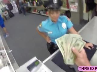 Glorious 屁股 警察 女人 帶 衣服 和 pose 裸體 在 該 店