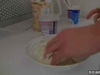 转身 上 同伴 乱搞 cooking 大 自信的 女人