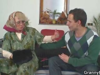 Вона радує його libidinous молодий джонсон