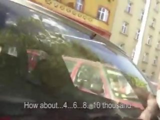 Goddess відстій manhood в публічний для готівка