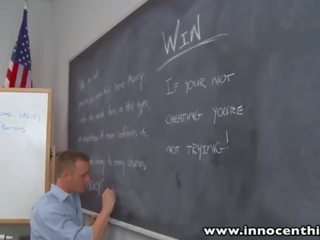 Innocenthigh 키가 큰 브루 넷의 사람 비탄 vivie delmonico 엿 facialized