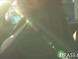 어두운 땅딸막 거리 소녀 엿