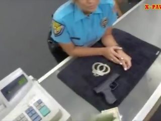 Голям бюст и голям дупе полиция офицер прикован от pawn мъж за пари в брой