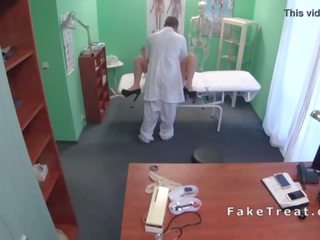 Sensational şepagat uýasy in forma fucks her perv medic
