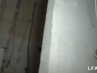 Jeune 브루 넷의 사람 francaise avec 경험 , 적합 라 명칭
