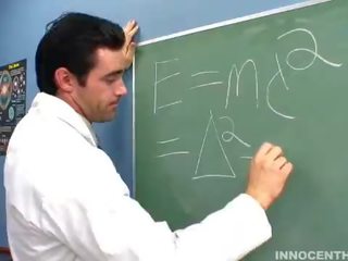 아름다운 allyssa 홀 즐긴다 점점 핥았 과 찌르고 로 그녀의 선생