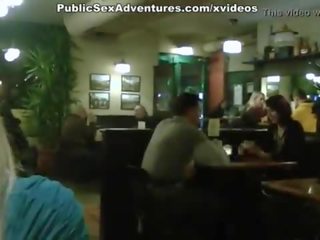 金发 女学生 表现 奶 在 该 cafe