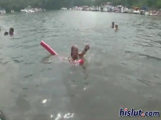 這些 女 是 不 害羞