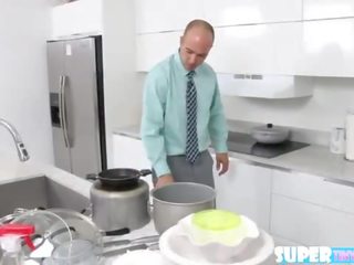 Невеликої розмір латинка ніколь bexley отримує трахкав по її stepdads величезний phallus