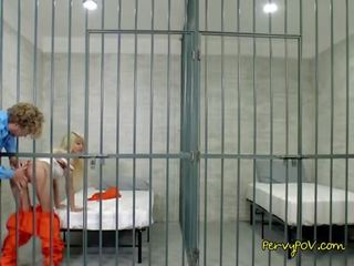 Кокетливий prisoner елізабет jolie ударів висіла тюрма guard02.wm