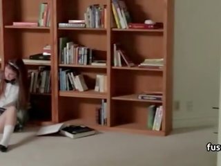 Грудаста старшій школі черлідер товчений