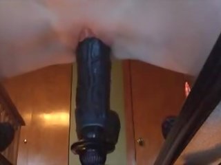 小 爱人 游乐设施 巨大 黑色 假阳具 在 镜子 - 查 为 更多 在 69porncams.com