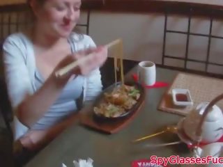 Витягнув євро damsel товчений на публічний туалет