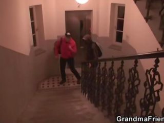 Еліта секс утрьох з бабуся і youngsters підліток thiefs