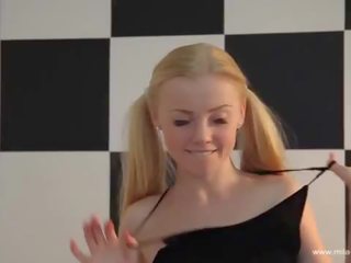 Mila роздягання