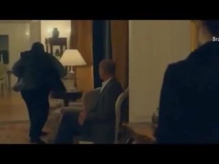 Одягнена жінка голий чоловік. interrogatã³rio revela segredo humilhante