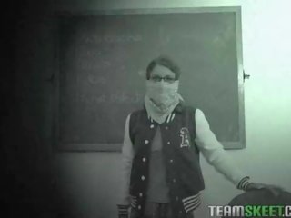 Innocenthigh smalltits brunet ýaşlar presley hart fucks teachers sik