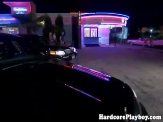 Дійсність немовлята йти з оголеними грудьми в група веселощі