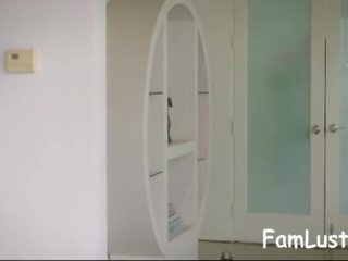Swell мама спокушає крок дівчина для ебать - famlust.com