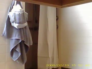 Шпигунство привабливий 19 рік старий леді showering в загальна спальня ванна кімната
