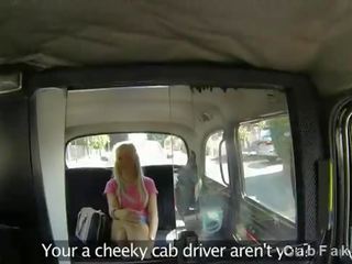 Lepší blondýnka v prdeli v falešný taxi na slunný den