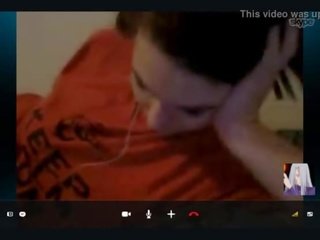 Emo miláček shoves hairbrush nahoru ji prdel