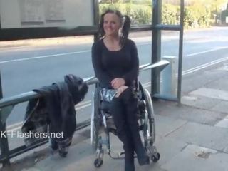 Paraprincess 戶外 暴露狂 和 閃爍 wheelchair 界 女神 表現