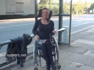 Paraprincess 户外 暴露狂 和 闪烁 wheelchair 界 女神 表现
