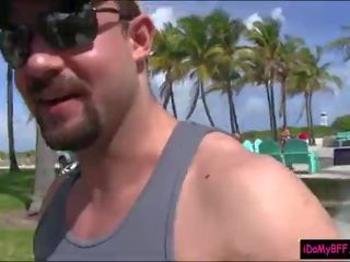 Desiring bffs 显示 优秀 屁股 上 该 海滩 和 enjoyed groupsex