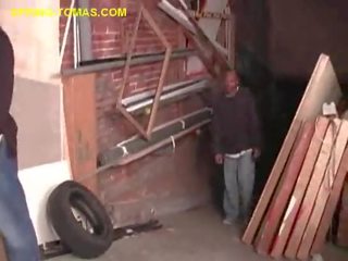 Три огромен черни петли на пружина