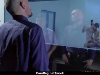 大 titted 辦公室 媽媽我喜歡操 亂搞 在 工作 7