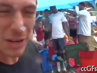 Breasty legal edad damsel sucks ay nagbibigay sa a sumakay