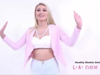 Чудовий білявка ластівки сперма на кастинг співбесіда