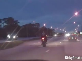 光滑 年轻 女 下一个 门 带 她的 挑衅 内衣 离