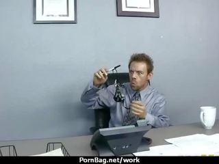 Кокетливий робота жінки в офіс 11