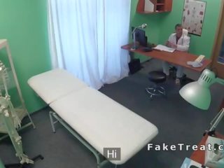 Specialist cums 上 patients 屁股 从 背后
