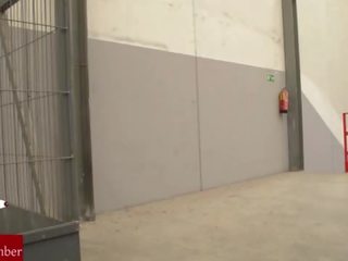 她 stops 该 thief 和 打开 它 一 有性 interrogation