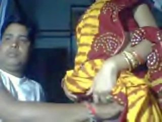 Delhi wali красуня bhabi в saree піддається по чоловік для гроші