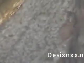 Indické milovníci romanca na park