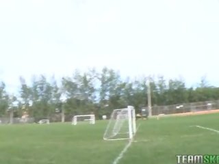 Shortly thereafter тя тренировка това брюнетка сладур получава намазан с олио нагоре и прецака трудно