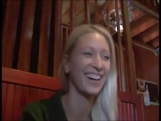 捷克语 年轻 女 喷 在 背部 ofice 酒吧