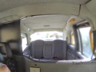 Голям бюст особеност в bruises ударих с каишка на в фалшив такси