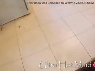 Фантастичен блондинки прислужница. къса пола, голям задник, бил-цици, удивителни тийн!