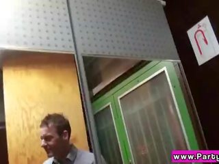 幸运 bloke 得到 他的 manhood 吸 由 盛大 拉丁裔 和 情绪 女孩 21