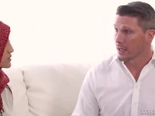 رائع شاب هندي عاهرة الحصول على ل عميق tissue تدليك في ال جدول