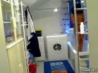 Смаглява adolescent трахання в в ванна кімната