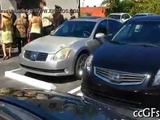Гладен колеж правен възраст млад женски пол гадно шомпол