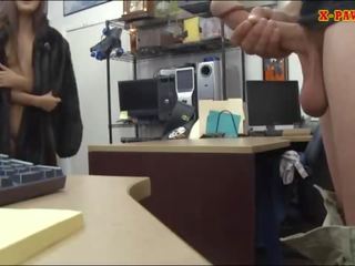 漂亮 业余 褐发女郎 deity 塞尔斯 一 毛皮 coat 和 性交