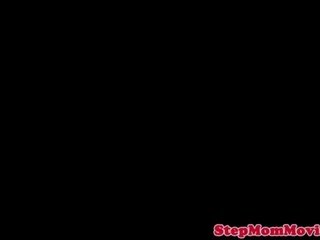 Bigtitted милф cumswaps с тийн надясно след трио