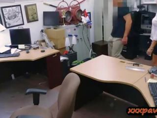 Malaki puwit beyb screwed sa pamamagitan ng lustful pawn stripling sa ang pawnshop